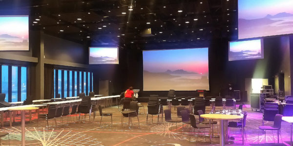 Bilde av tom sal før en konferanse - Reise og Konferanseservice AS